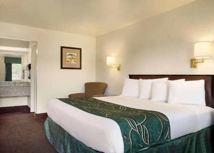 Clarion Pointe I-40 Hotel