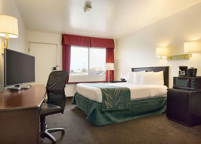 Clarion Pointe I-40 Hotel 3*