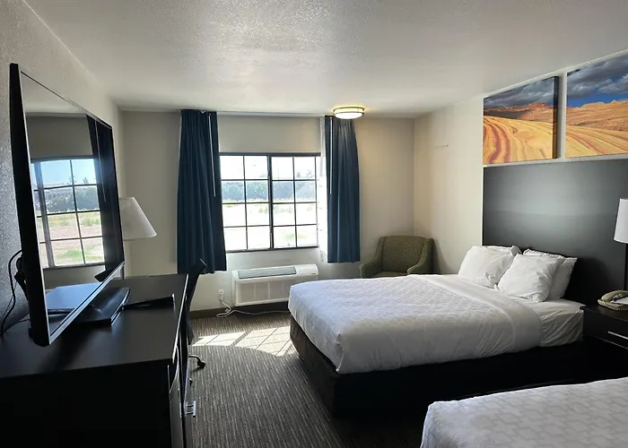 Clarion Pointe I-40 Hotel 3*