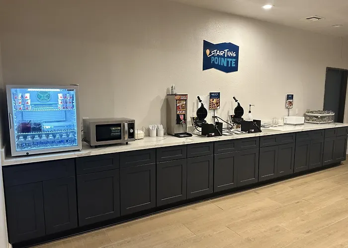 Clarion Pointe I-40 Hotel 3*