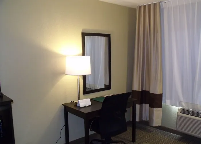 Clarion Pointe I-40 Hotel 3*