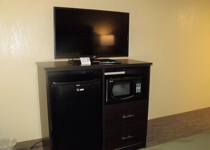 Clarion Pointe I-40 Hotel 3*
