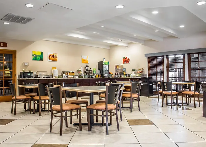 Hotel Clarion Pointe I-40