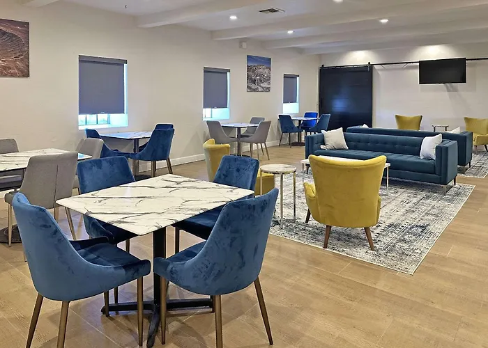 Clarion Pointe I-40 Hotel