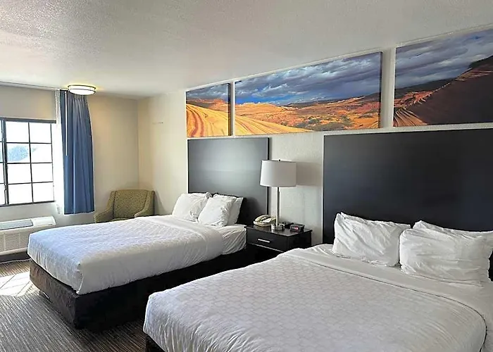 Clarion Pointe I-40 Hotel 3*