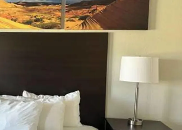 Clarion Pointe I-40 Hotel 3*
