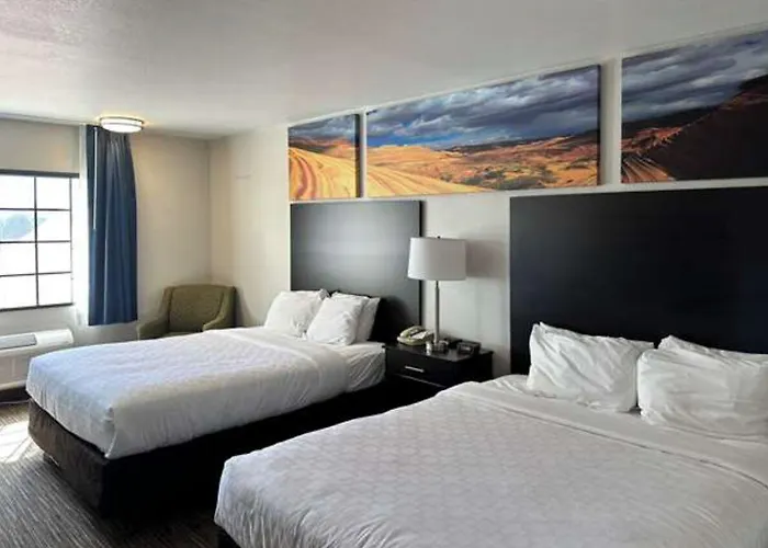 Clarion Pointe I-40 Hotel